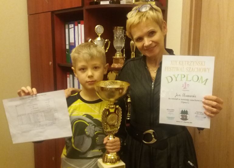 Jan Olszewski i Pani Dyrektor MDK Iwona Szcześniak z gratulacjami