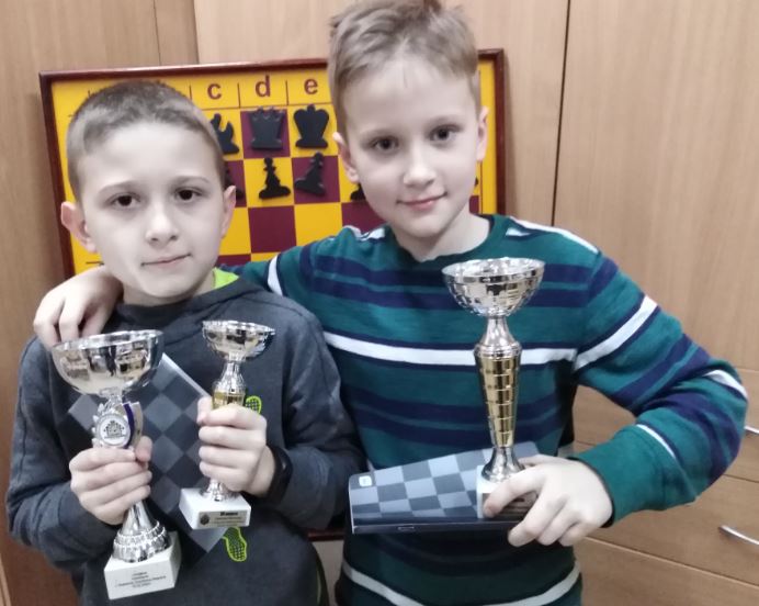 Dawid i Michał z trofeami