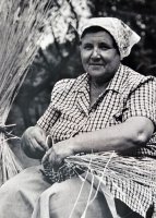 Wyróżnienie do lat 21, Joanna Sojko, Gminny Ośrodek Kultury w Orli - za zdjęcia: „Pani Zoja wciąż wyplata z korobki”; „Ostatni sklep GS Orla”; „Niedzielny poranek z wnuczką”