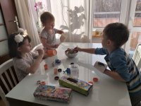 4. Tygrysica i jej dziecko,  pingwin i wiewiórka w wykonaniu Ani, Karola i Justynki