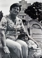 Wyróżnienie do lat 21, Joanna Sojko, Gminny Ośrodek Kultury w Orli - za zdjęcia: „Pani Zoja wciąż wyplata z korobki”; „Ostatni sklep GS Orla”; „Niedzielny poranek z wnuczką”